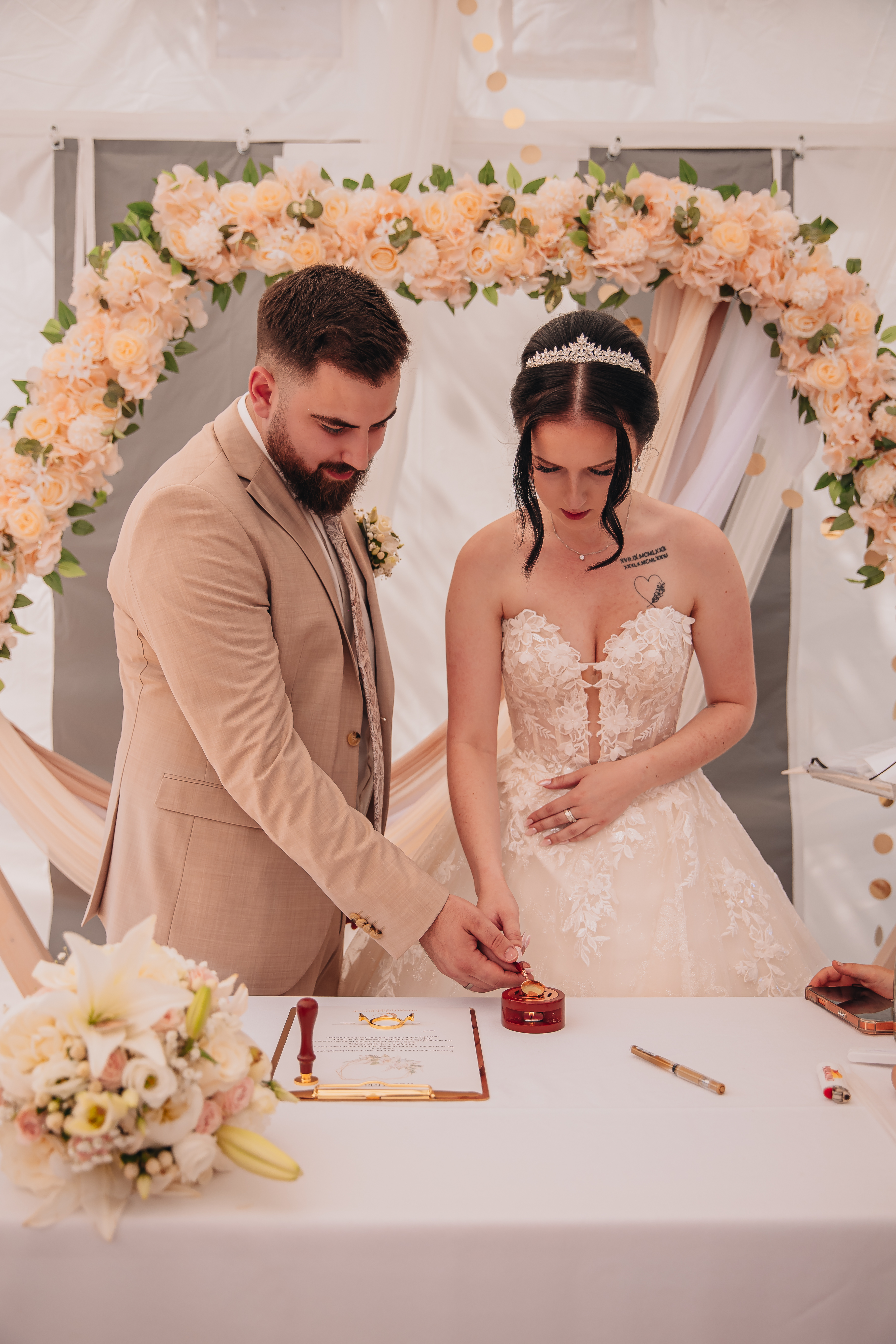 Detailaufnahme Hochzeit, Ringe und Blumenstrauß